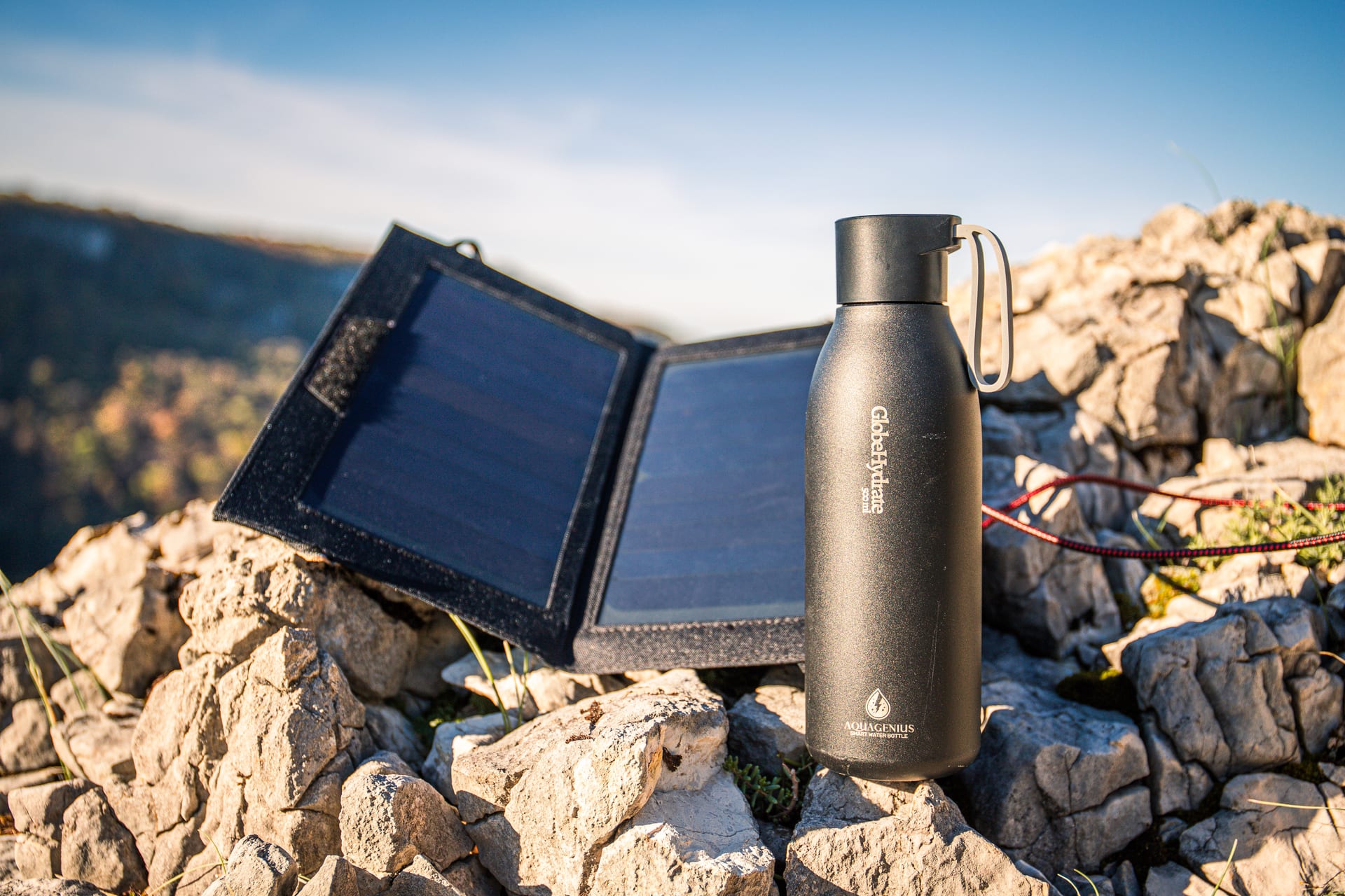 GlobeHydrate sur un sentier de montagne — prête pour l'aventure